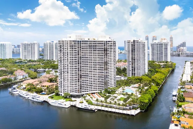 2-bedroom home at 1000 W Island Boulevard #911, Aventura