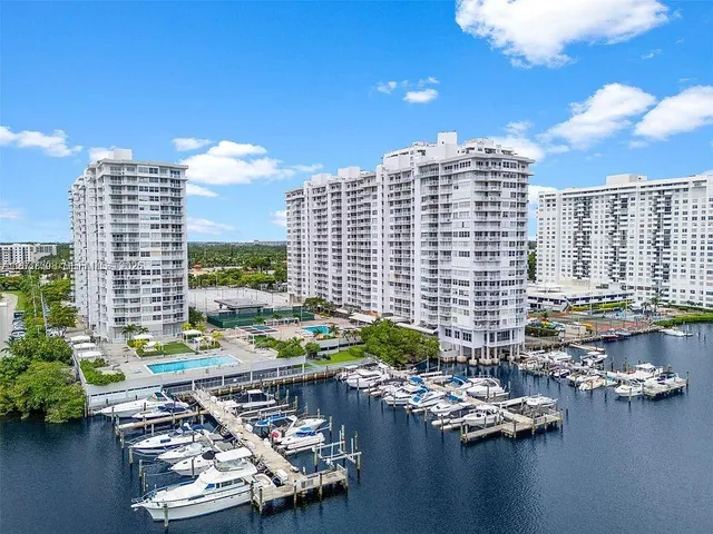 3-bedroom home at 18071 Biscayne Boulevard #1401, Aventura