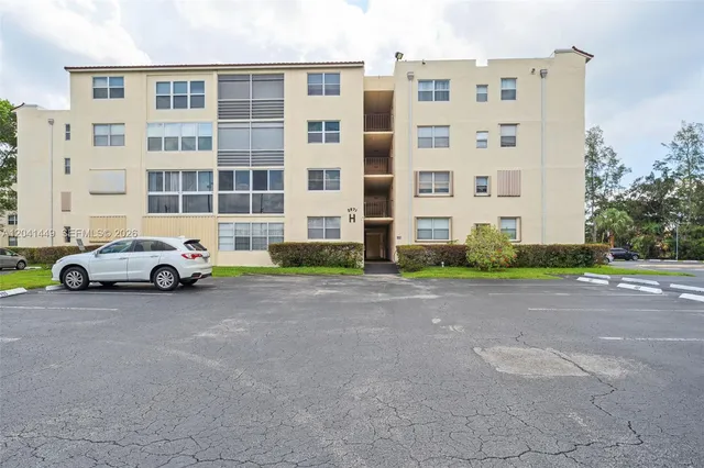 2-bedroom home at 2871 Somerset Drive #102, Lauderdale Lakes