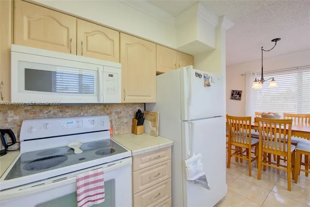 2-bedroom home at 920 SW 10th Terrace #12R, Hallandale Beach