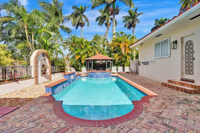 5-bedroom rental at 1049 N Southlake Drive, Hollywood