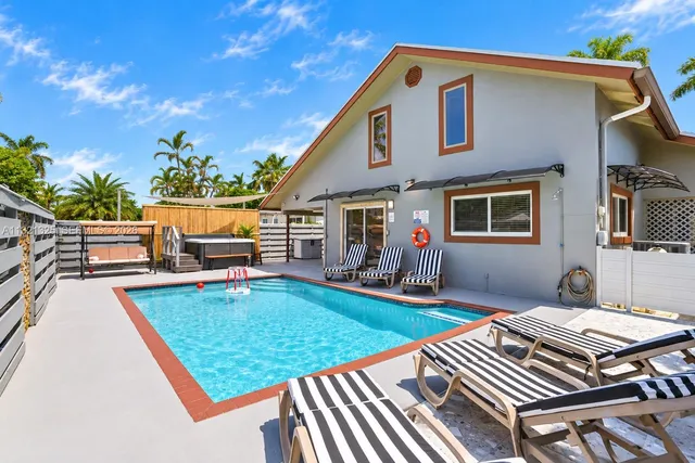 6-bedroom rental at 1020 N 13th Terrace, Hollywood