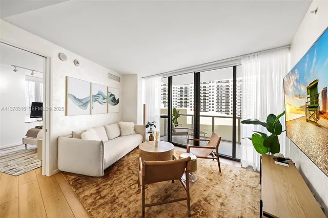2-bedroom rental at 2201 Collins Avenue #811, Miami Beach