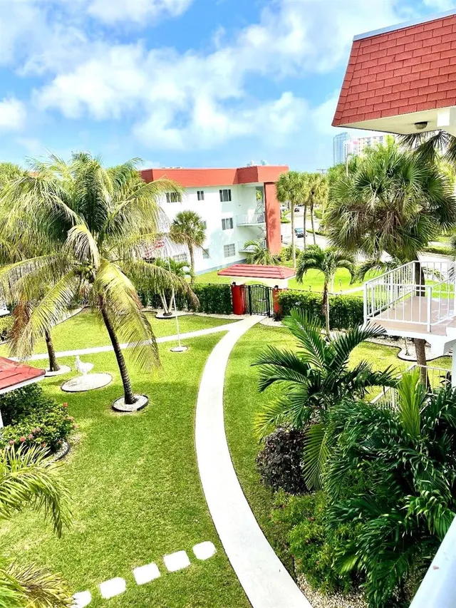 2-bedroom rental at 580 Egret Drive #308, Hallandale Beach