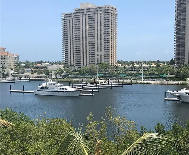 2-bedroom rental at 19701 E Country Club Drive #5606, Aventura