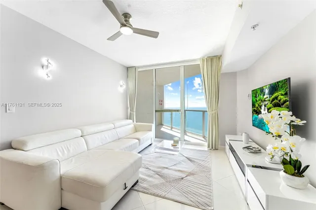 1-bedroom rental at 16699 Collins Avenue #2810, Sunny Isles Beach