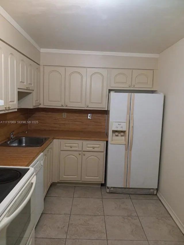 1-bedroom rental at 8267 SW 128th Street #105, Pinecrest