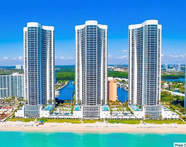 2-bedroom rental at 15811 Collins Avenue #2805, Sunny Isles Beach