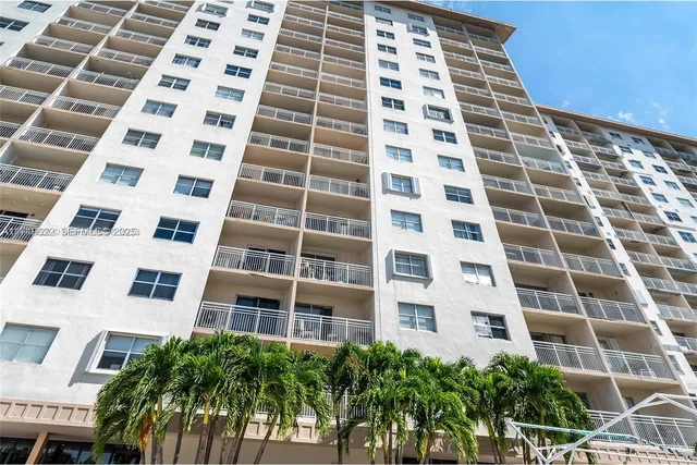 1-bedroom rental at 400 Kings Point Drive #1003, Sunny Isles Beach