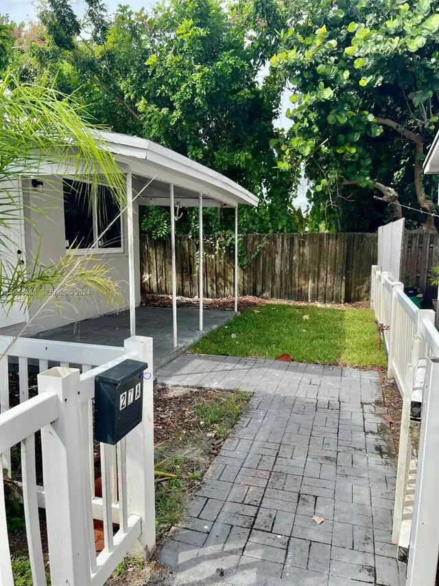 1-bedroom rental at 2419 Lincoln Street #23B, Hollywood