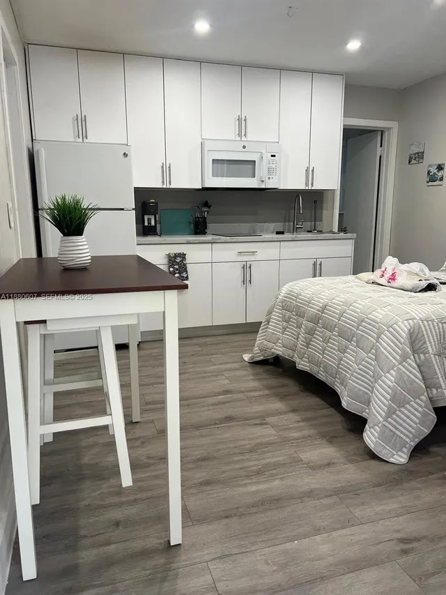 1-bedroom rental at 222 SW 8th Street #C, Dania Beach