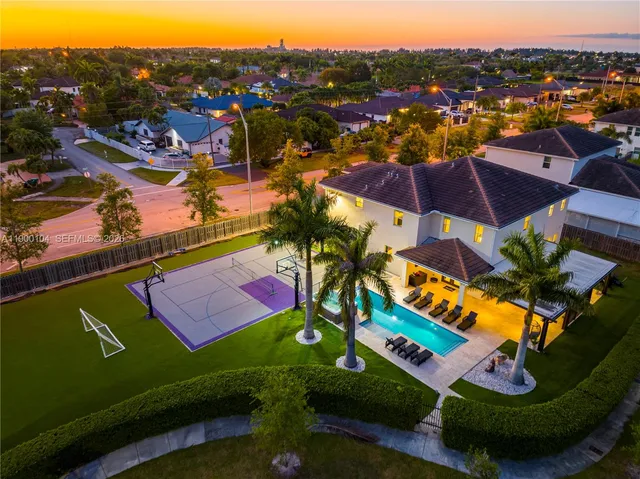 8-bedroom rental at 11 NW 122nd Avenue, Miami