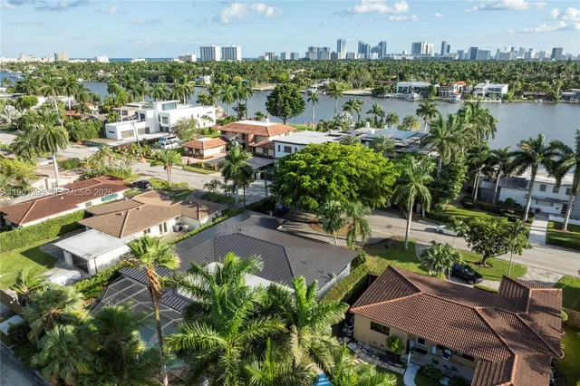 8-bedroom rental at 1141 N Northlake Drive, Hollywood