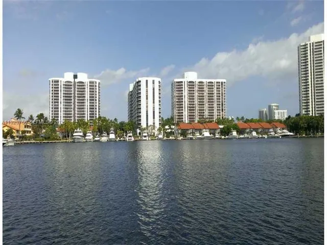 2-bedroom rental at 3600 Yacht Club Drive #1204, Aventura