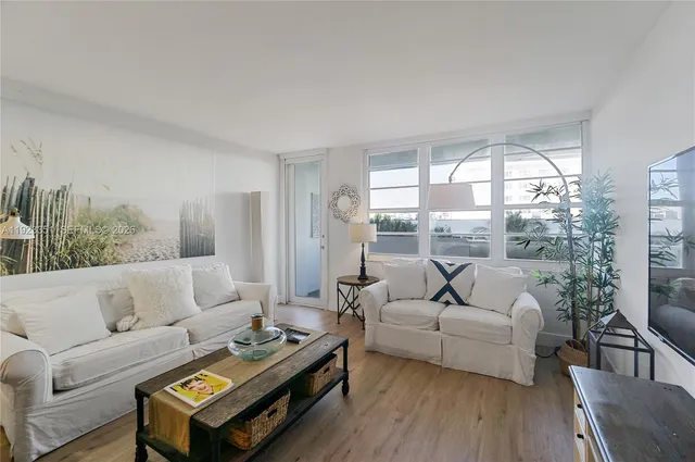 1-bedroom rental at 100 Lincoln Road #410, Miami Beach