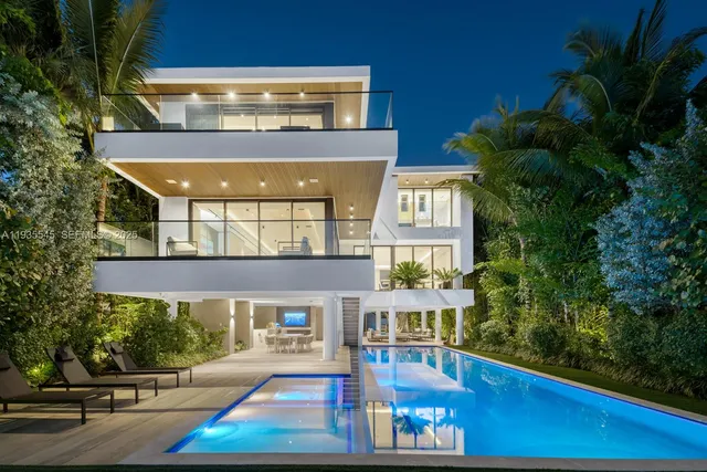 6-bedroom rental at 40 W Rivo Alto Drive, Miami Beach