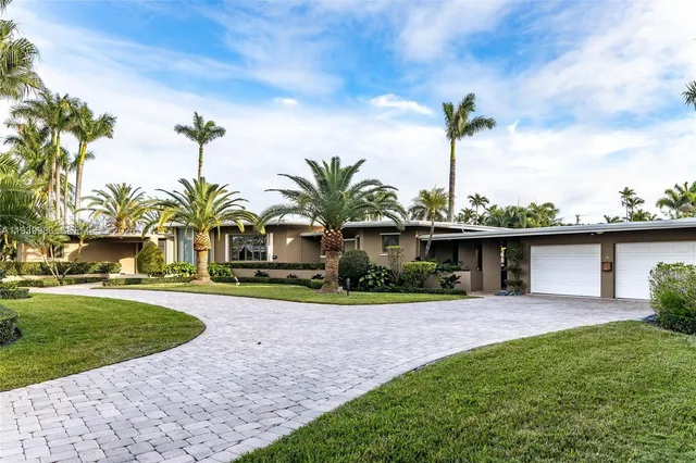 4-bedroom rental at 950 S Southlake Drive #950, Hollywood