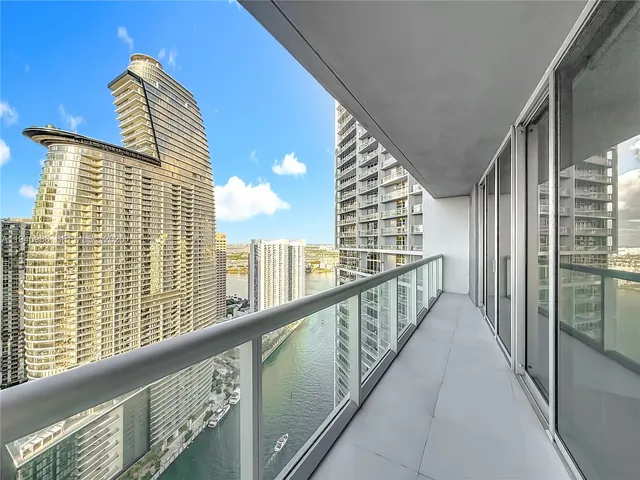 2-bedroom rental at 475 Brickell Avenue #4215, Miami