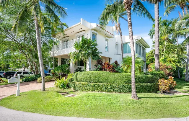 6-bedroom rental at 650 Curtiswood Drive, Key Biscayne