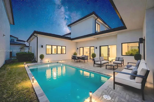 5-bedroom rental at 5718 Ashwood Circle W, Hollywood