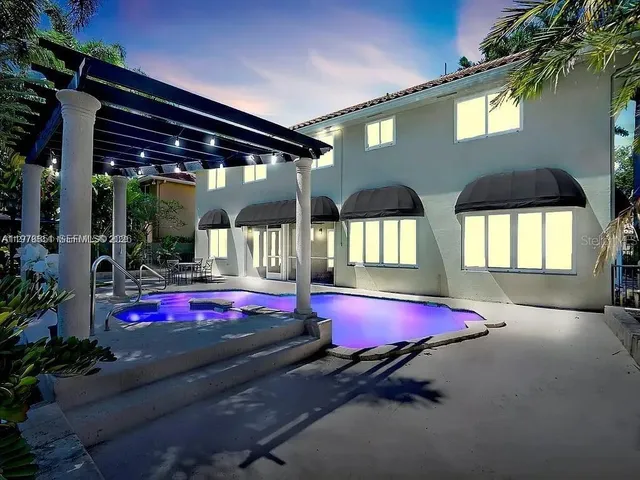 6-bedroom rental at 15945 NW 82nd Court, Miami Lakes