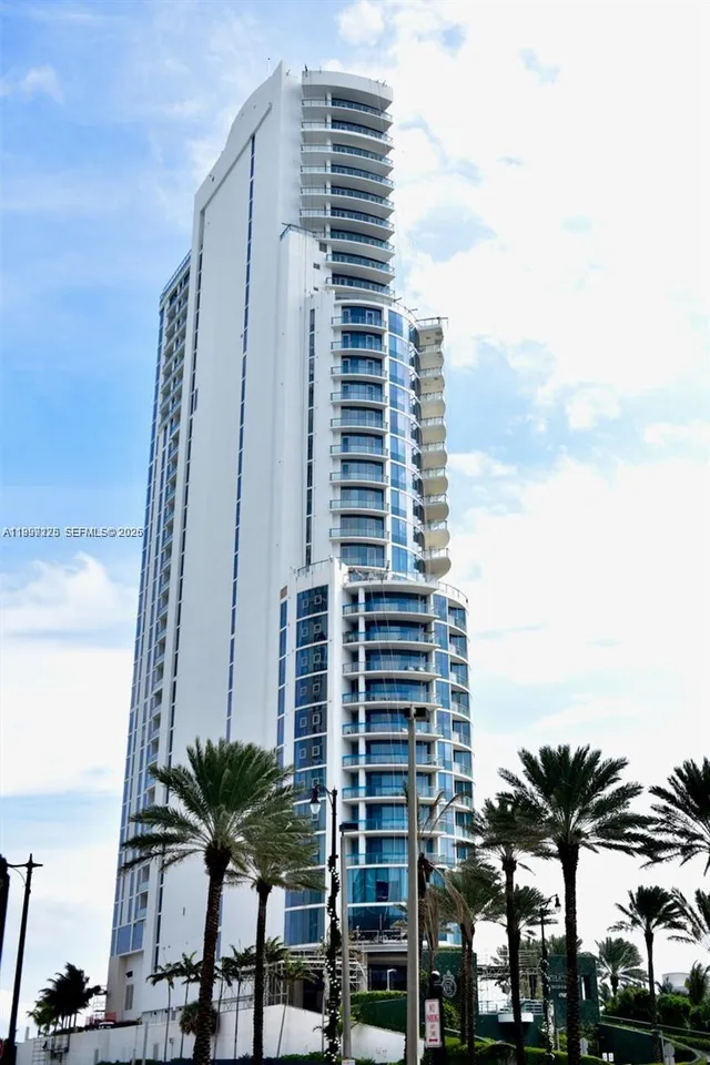 3-bedroom rental at 17475 Collins Avenue #2802, Sunny Isles Beach
