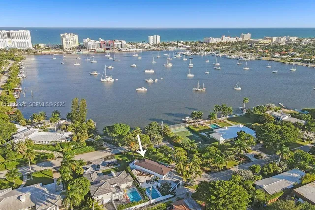 6-bedroom rental at 911 N Northlake Drive, Hollywood