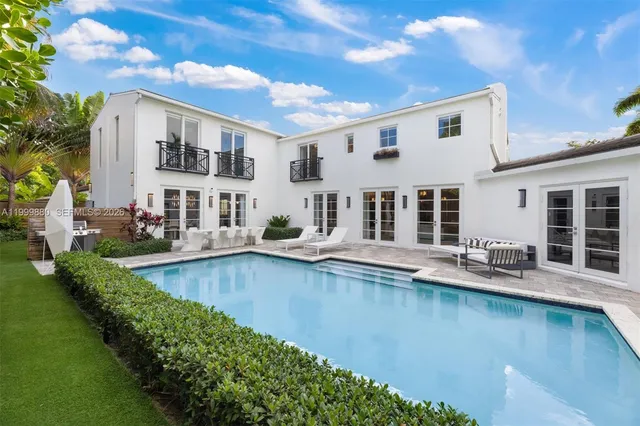 6-bedroom rental at 2887 Pine Tree Drive, Miami Beach