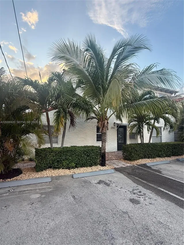 2-bedroom rental at 2816 Pine Tree Drive #2, Miami Beach