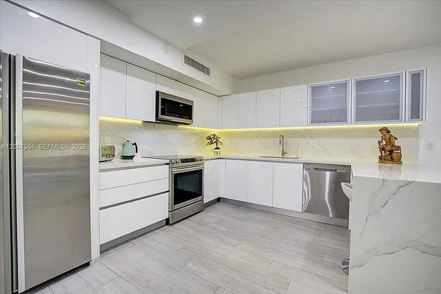 3-bedroom rental at 101 E Crandon Blvd 276 #276, Key Biscayne