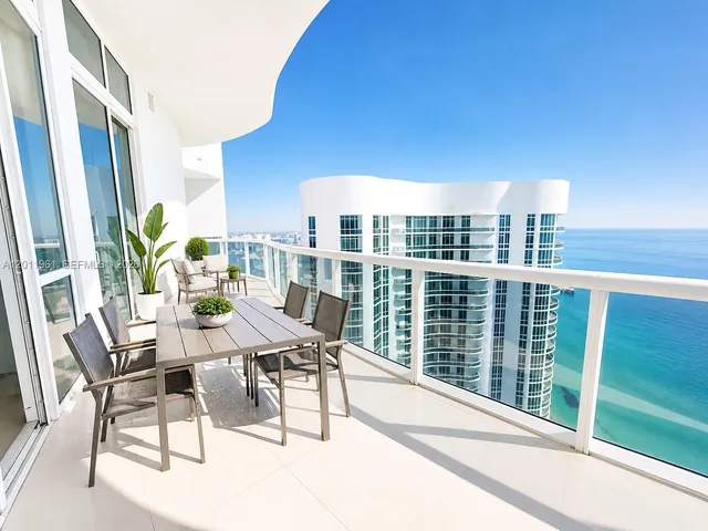 3-bedroom rental at 15901 Collins Avenue #4303, Sunny Isles Beach