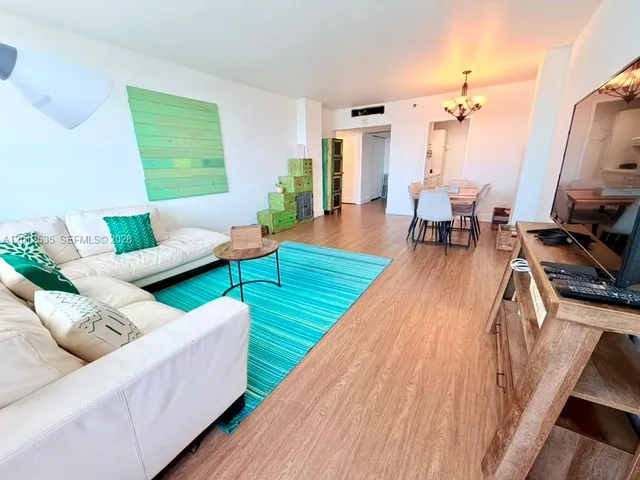 1-bedroom rental at 100 Lincoln Road #922, Miami Beach