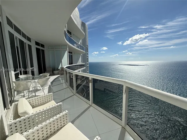 3-bedroom rental at 15811 Collins Avenue #4207, Sunny Isles Beach