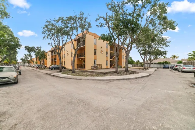 2-bedroom rental at 525 W 69th Street #306, Hialeah