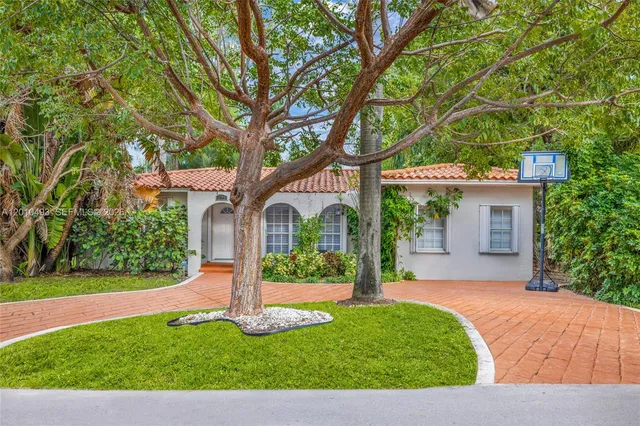 4-bedroom rental at 7711 Coquina Drive, North Bay Village