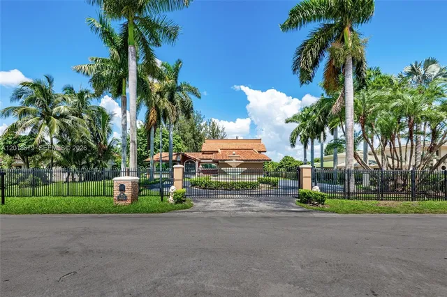 5-bedroom rental at 12425 SW 43rd Street, Miami