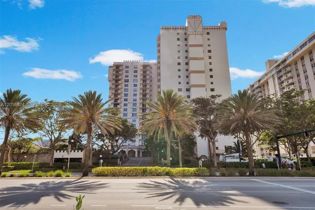 1-bedroom rental at 1865 S Ocean Drive #4C, Hallandale Beach