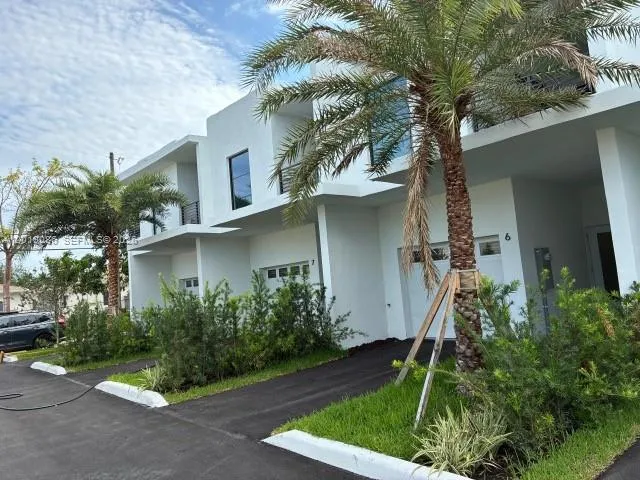 3-bedroom rental at 2511 Pierce Street #6, Hollywood