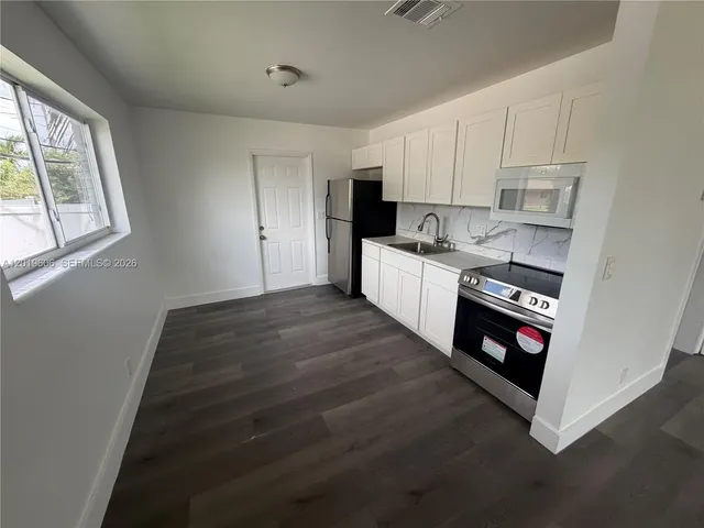 2-bedroom rental at 117 SE 2nd Avenue #1, Hallandale Beach