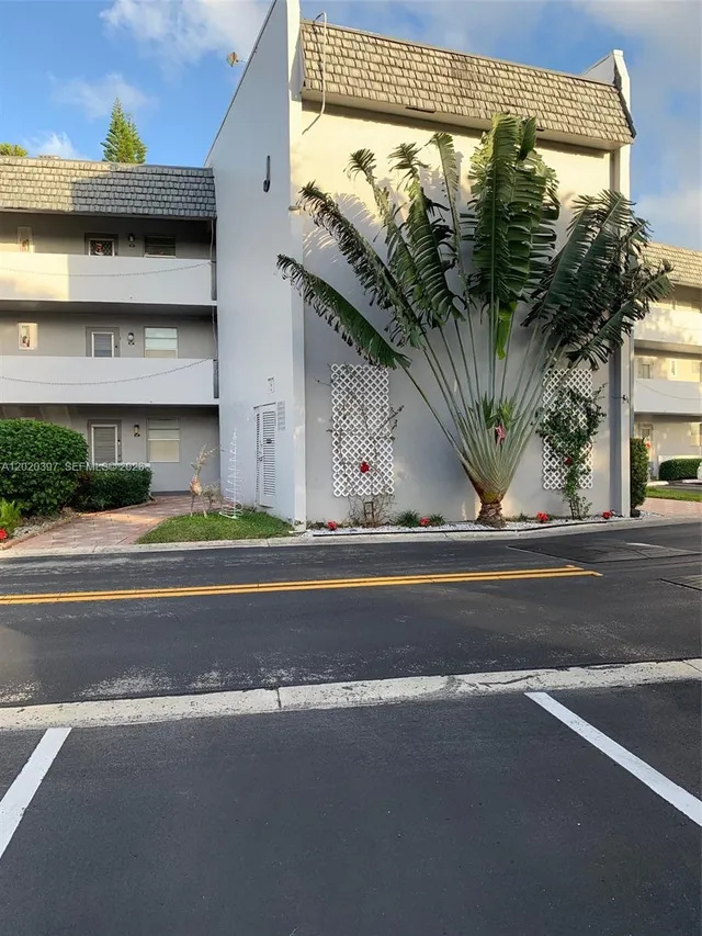 2-bedroom rental at 7797 Golf Cir Drive #310, Margate