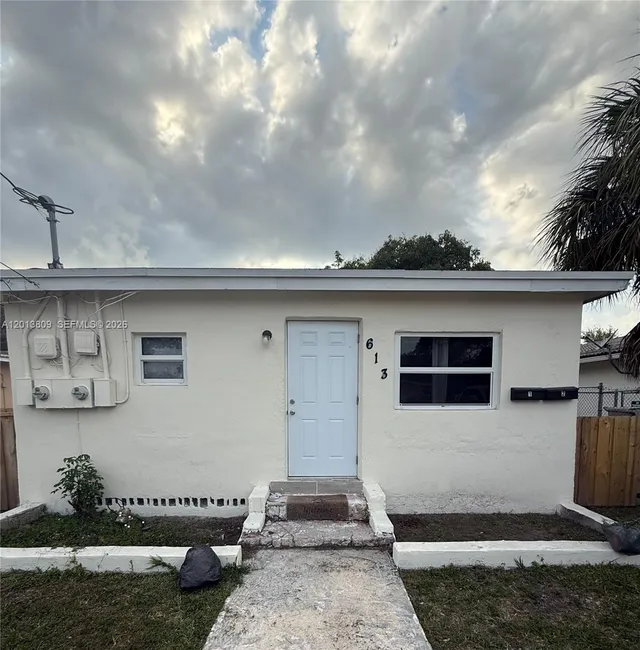 2-bedroom rental at 613 NW 15th Avenue #1E, Pompano Beach