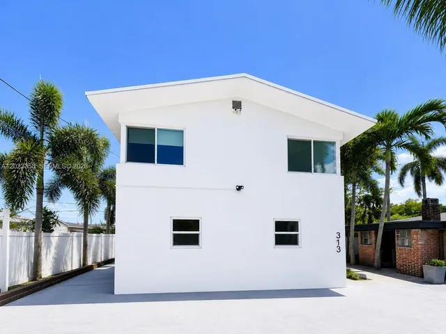 2-bedroom rental at 313 SW 1st Street #1, Hallandale Beach