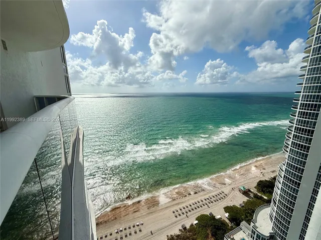 3-bedroom rental at 15901 Collins Avenue #2802, Sunny Isles Beach