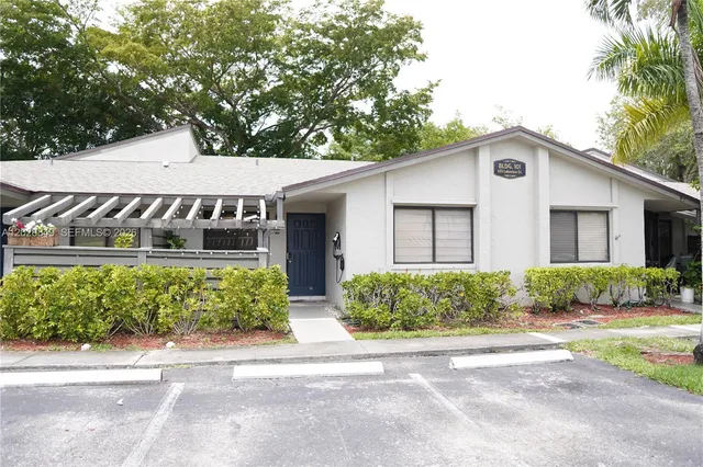 2-bedroom rental at 453 Lakeview Drive #2, Weston