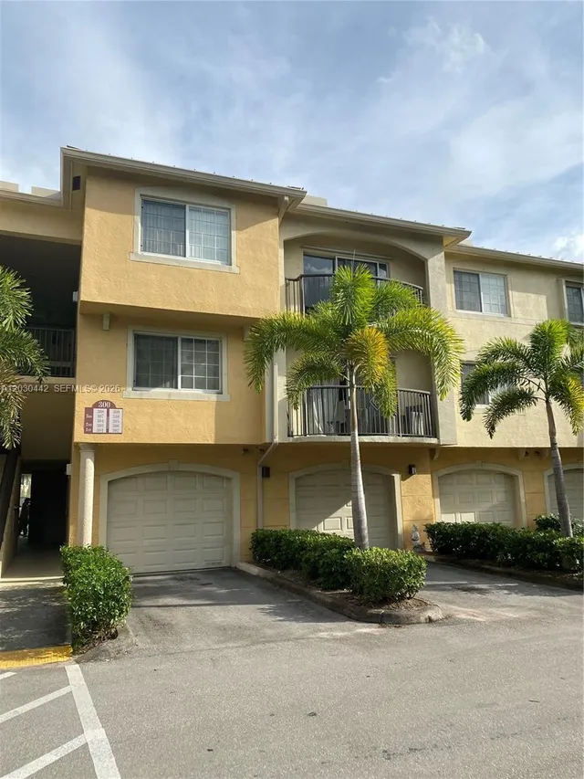 2-bedroom rental at 300 N Crestwood Ct N 310 #310, Royal Palm Beach