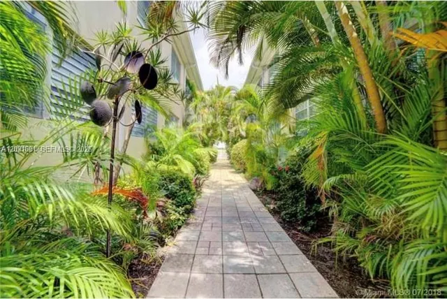 1-bedroom rental at 4740 Pine Tree Drive #25, Miami Beach