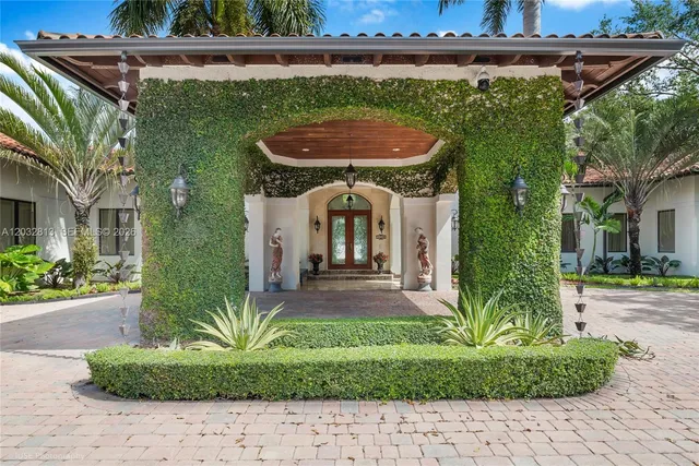 6-bedroom rental at 7405 SW 104th Street, Pinecrest