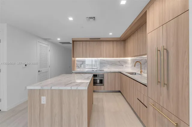 3-bedroom rental at 77 SE 5 Th Street #PH03, Miami