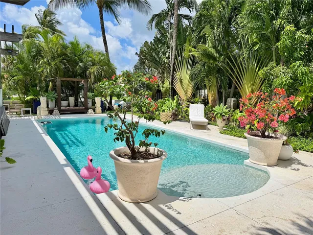 5-bedroom rental at 1460 Cleveland Road, Miami Beach