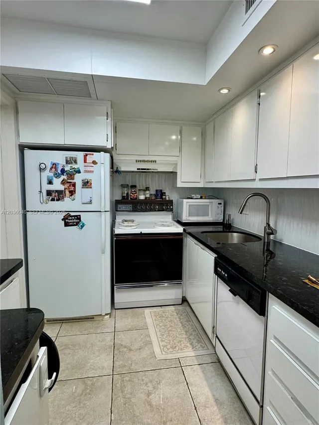 2-bedroom rental at 2940 NE 203rd Street #C213, Aventura